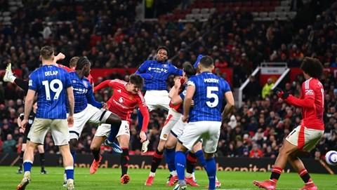 Manchester United Held to 2–2 Draw by Everton in Dramatic Finish